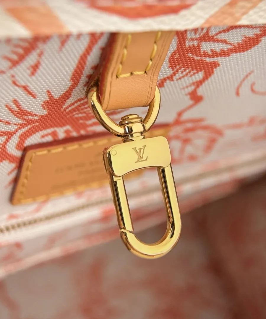 Золотистый карабин-застежка внутри сумки Louis Vuitton OnTheGo MM