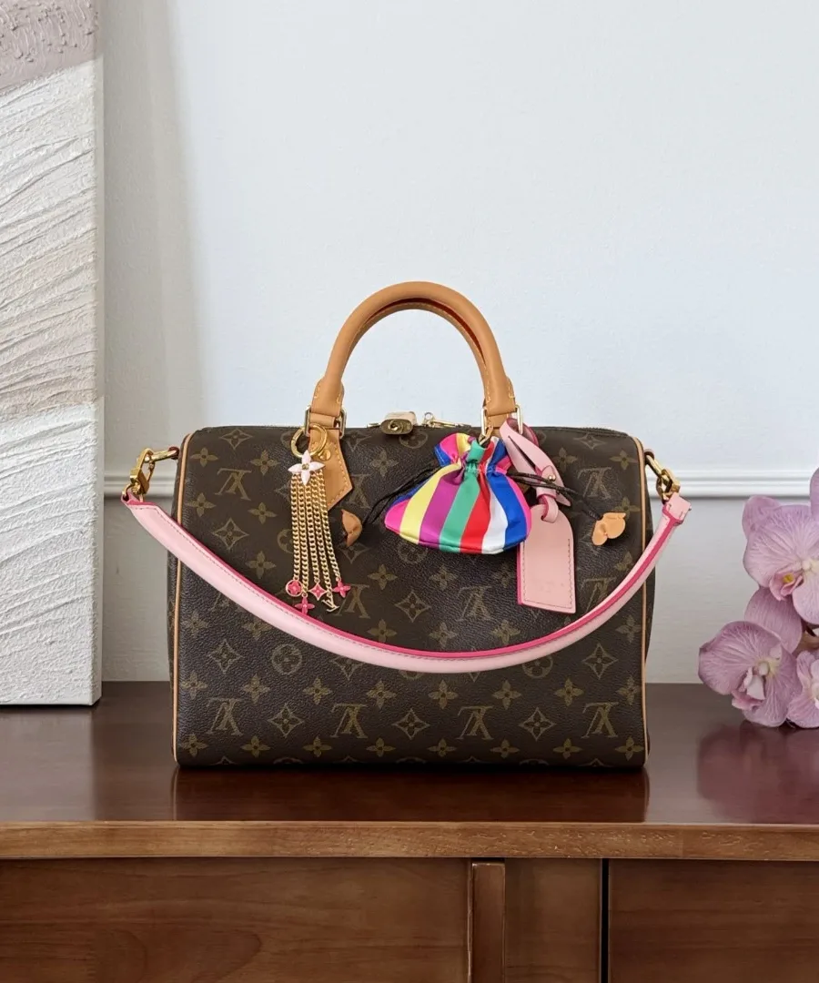 Коричневая сумка Louis Vuitton Speedy 30 с розовым ремнем и подвесками, вид спереди