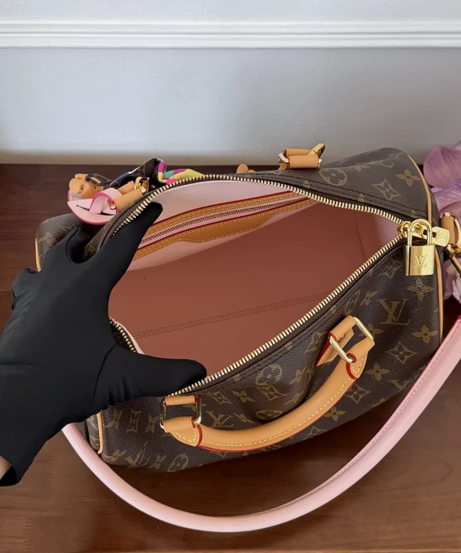Открытая сумка Louis Vuitton Speedy 30 с розовой подкладкой, вид изнутри