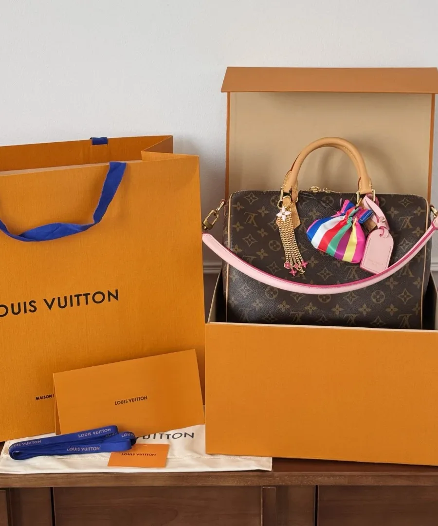 Сумка Louis Vuitton Speedy 30 в фирменной коробке рядом с пакетом