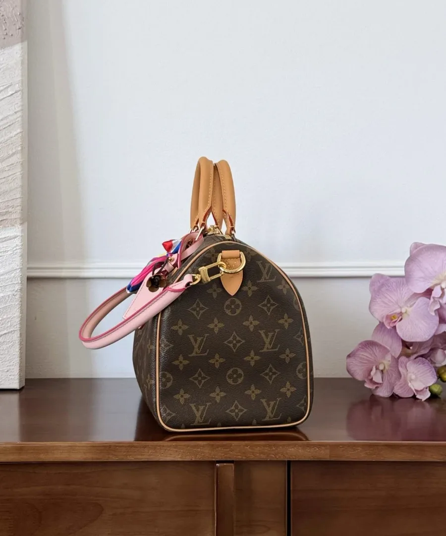 Сумка Louis Vuitton Speedy 30 сбоку, виден розовый плечевой ремень