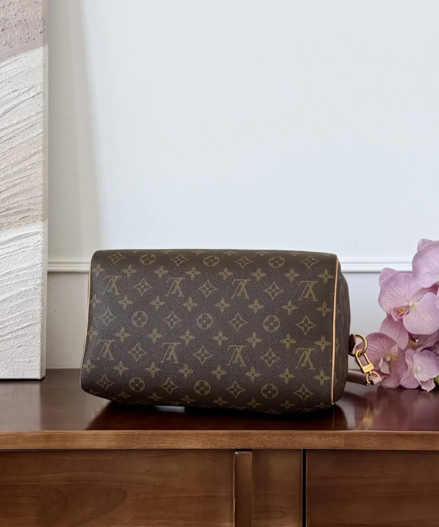 Дно сумки Louis Vuitton Speedy 30 из канвы Monogram