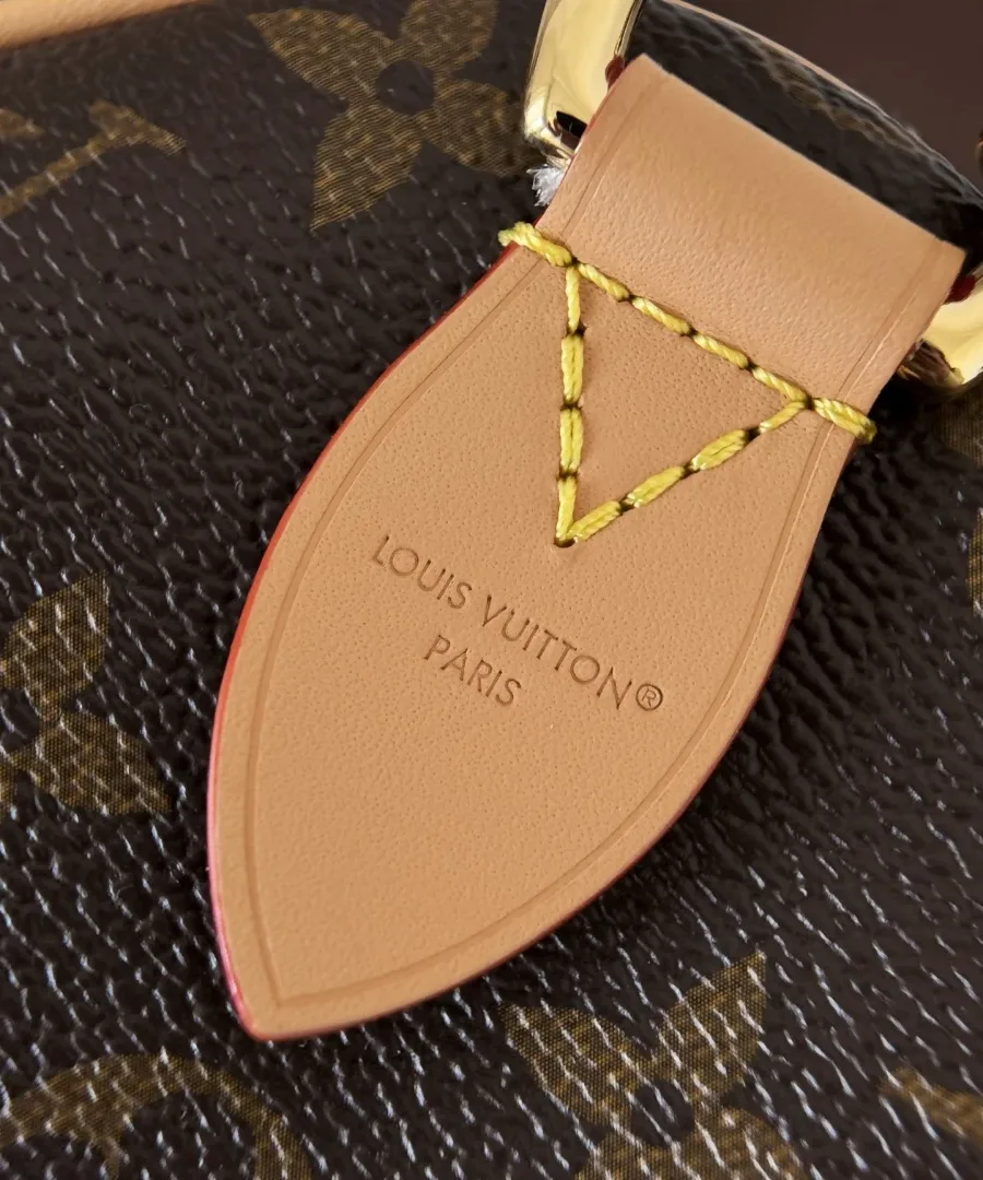 Кожаная деталь крепления ручки с тиснением Louis Vuitton Paris