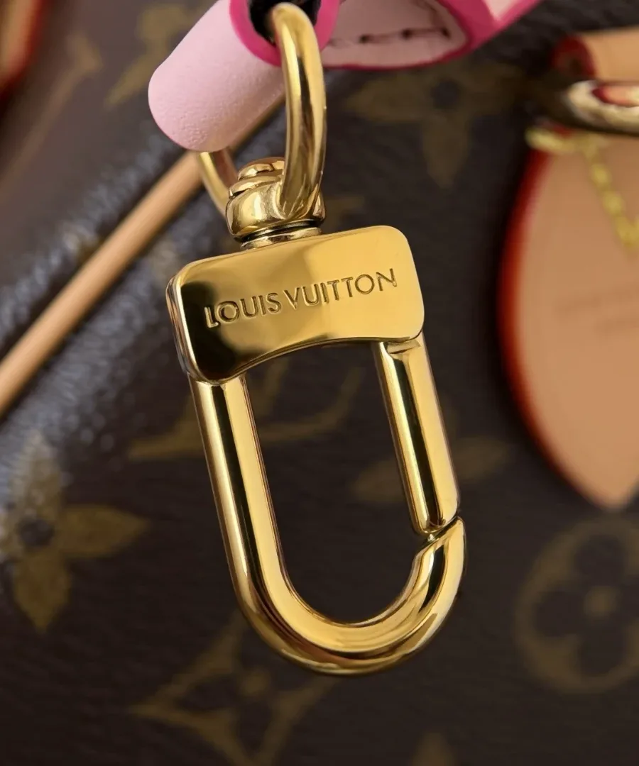 Золотистый карабин розового плечевого ремня с гравировкой Louis Vuitton