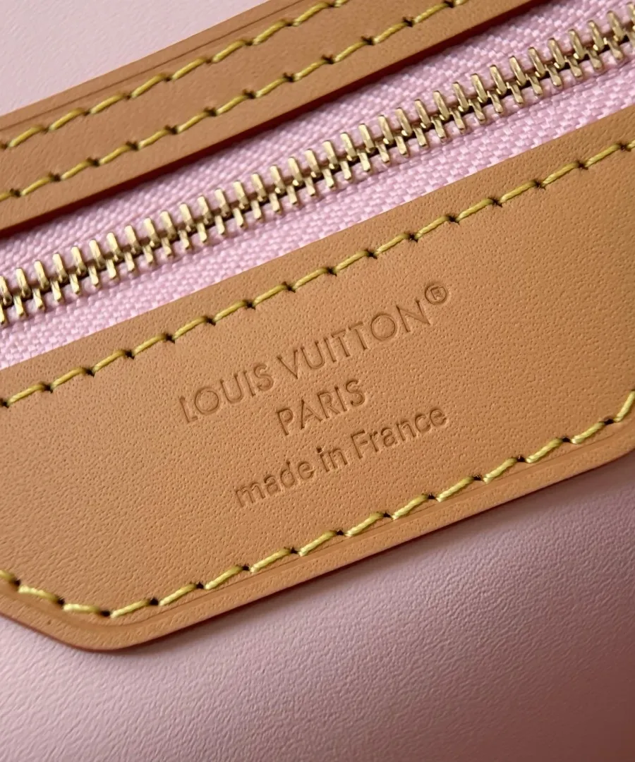 Внутренний кожаный ярлык Louis Vuitton Paris made in France на розовой подкладке