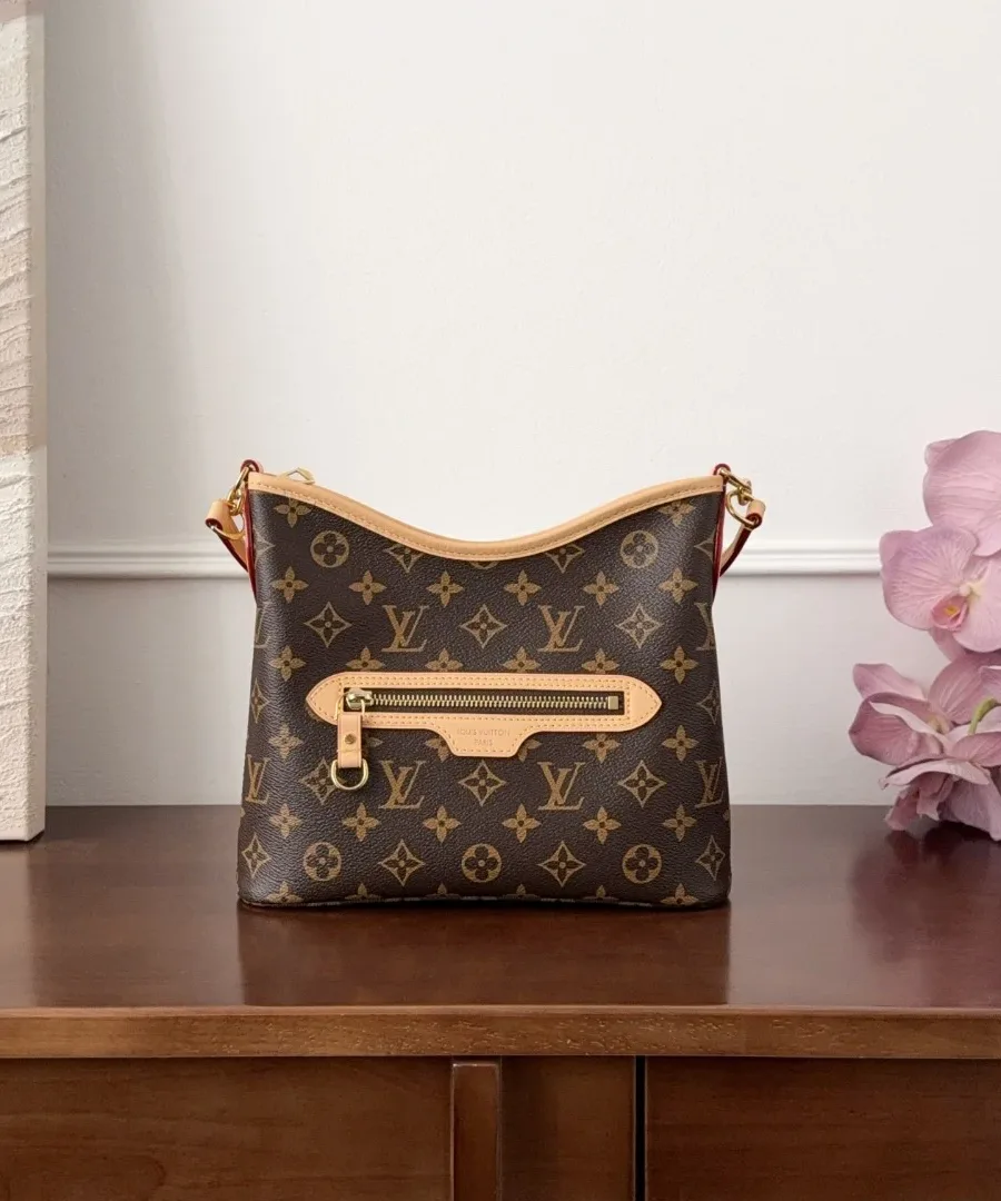 Коричневая сумка Louis Vuitton Lineup BB из канвы Monogram, вид спереди с карманом на молнии