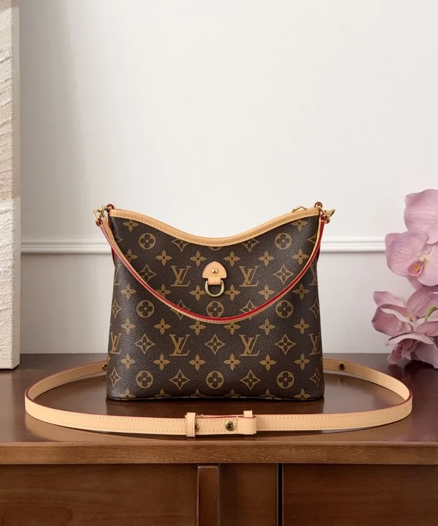 Коричневая сумка Louis Vuitton Lineup BB из канвы Monogram, вид сзади с полукруглым карманом