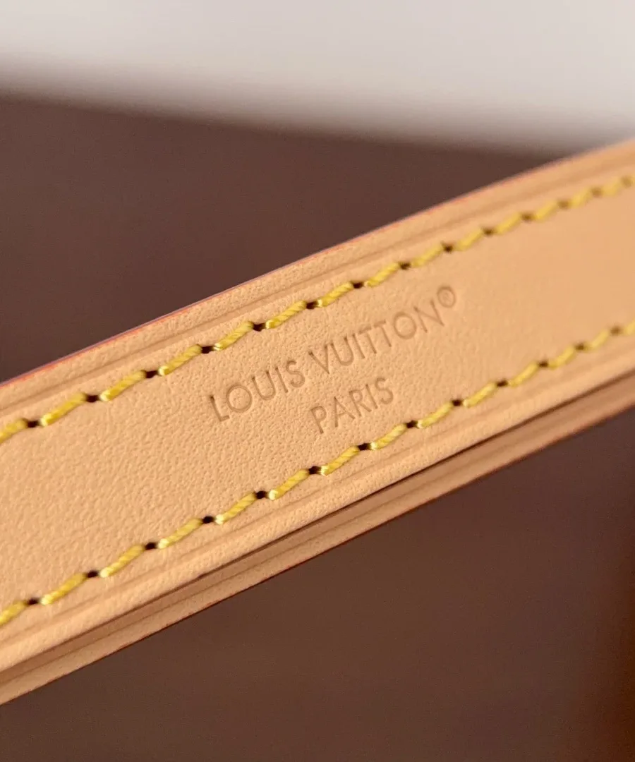 Крупный план кожаного плечевого ремня с тиснением Louis Vuitton Paris
