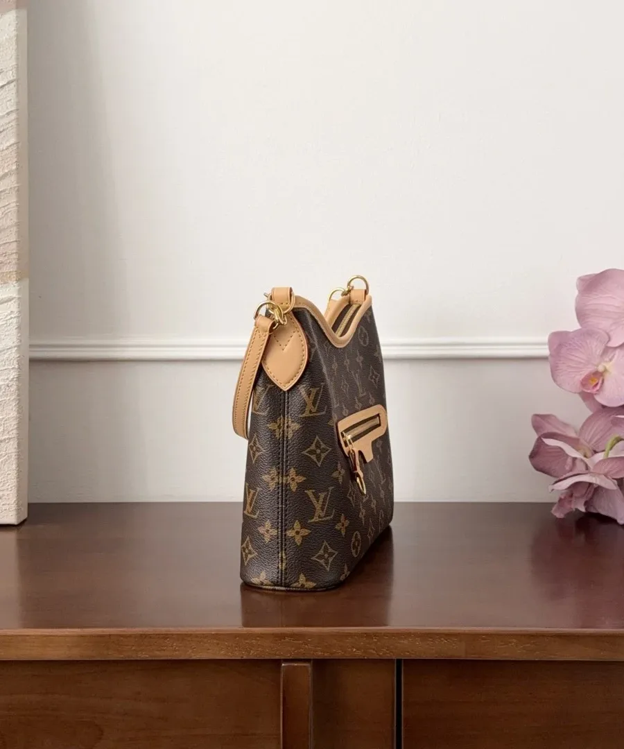 Коричневая сумка Louis Vuitton Lineup BB из канвы Monogram, вид сбоку