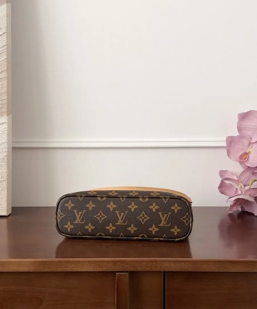 Коричневая сумка Louis Vuitton Lineup BB из канвы Monogram, вид снизу