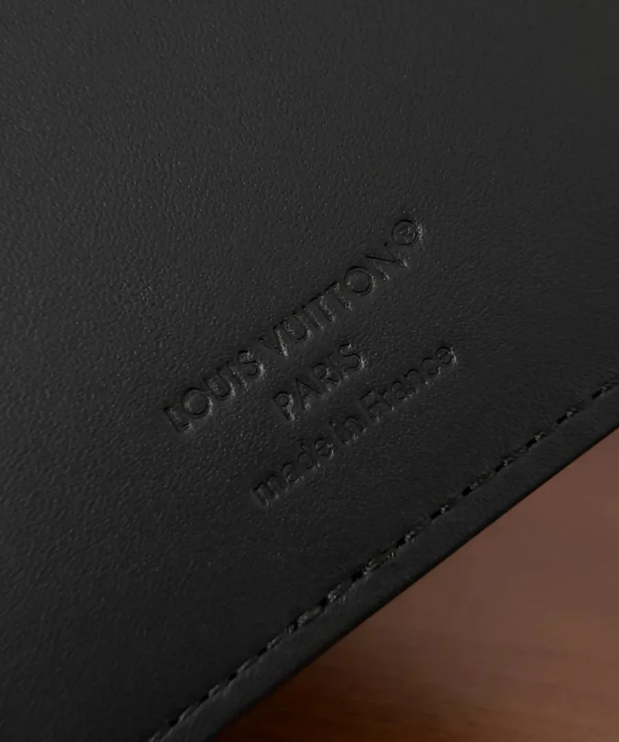 Крупный план тисненого логотипа Louis Vuitton Paris на внутренней кожаной отделке