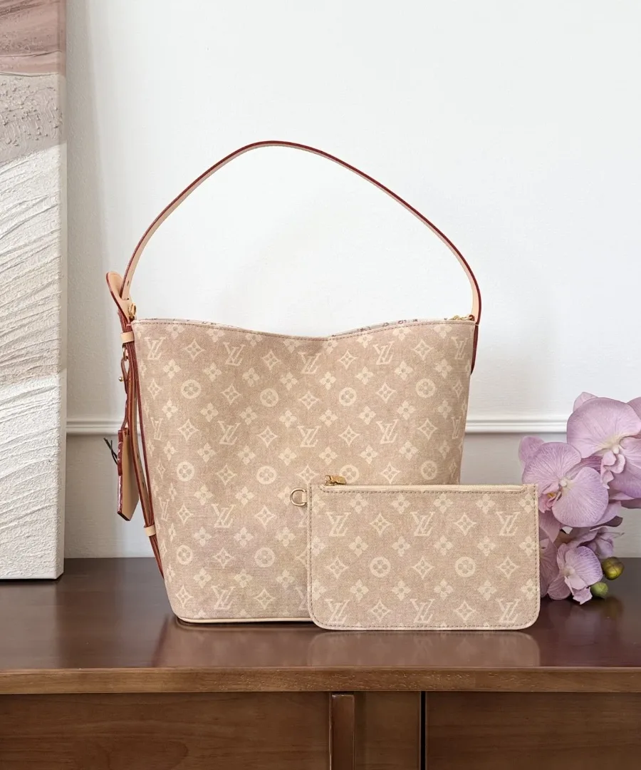 Бежевая сумка-ведро Louis Vuitton All-In Catogram со съемным клатчем на деревянном столе