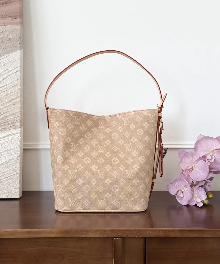 Бежевая сумка-ведро Louis Vuitton All-In Catogram, вид спереди
