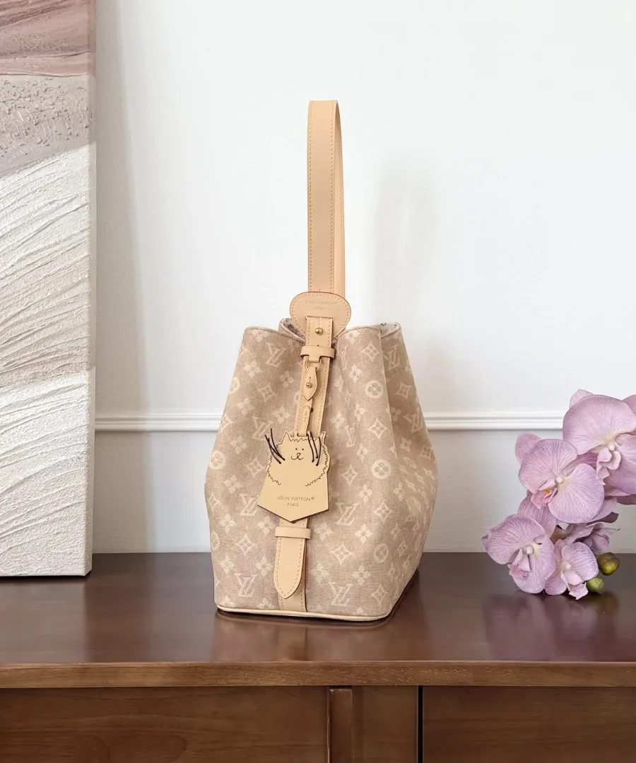 Бежевая сумка-ведро Louis Vuitton All-In Catogram, вид сбоку