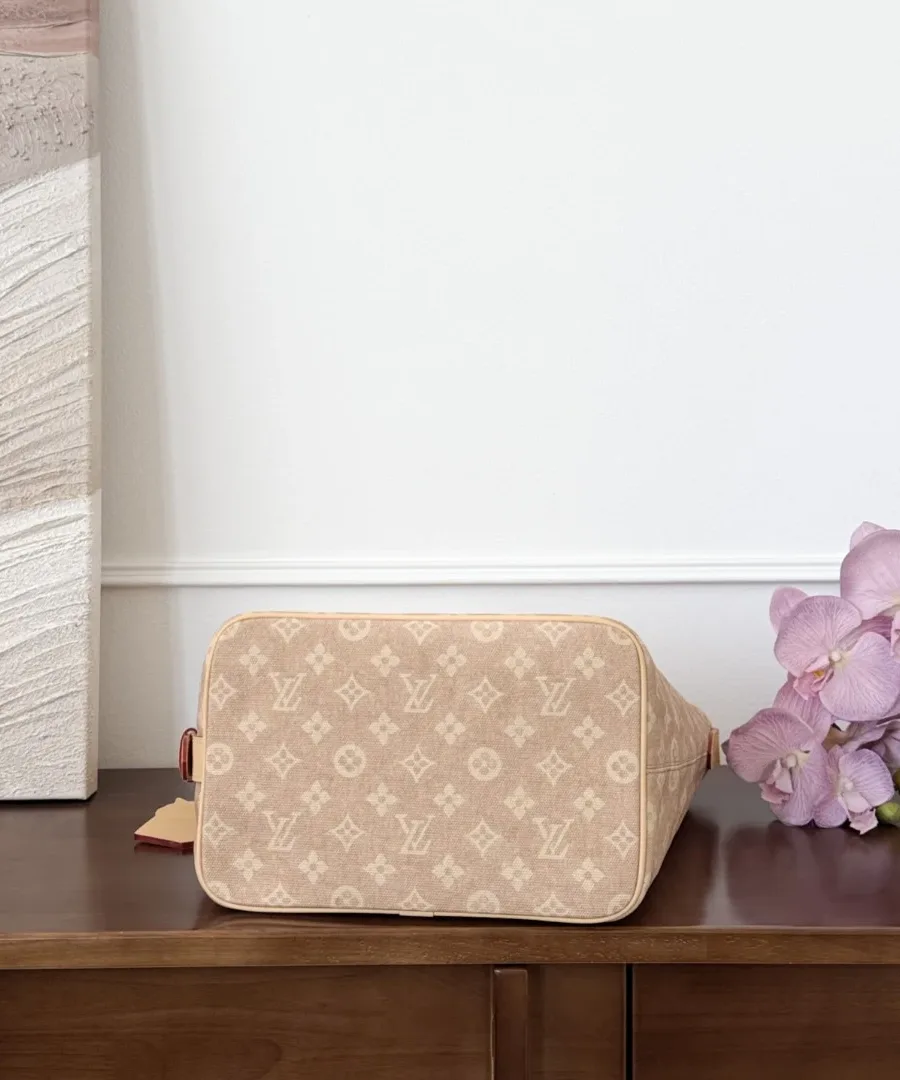 Бежевая сумка-ведро Louis Vuitton All-In Catogram, вид снизу на дно