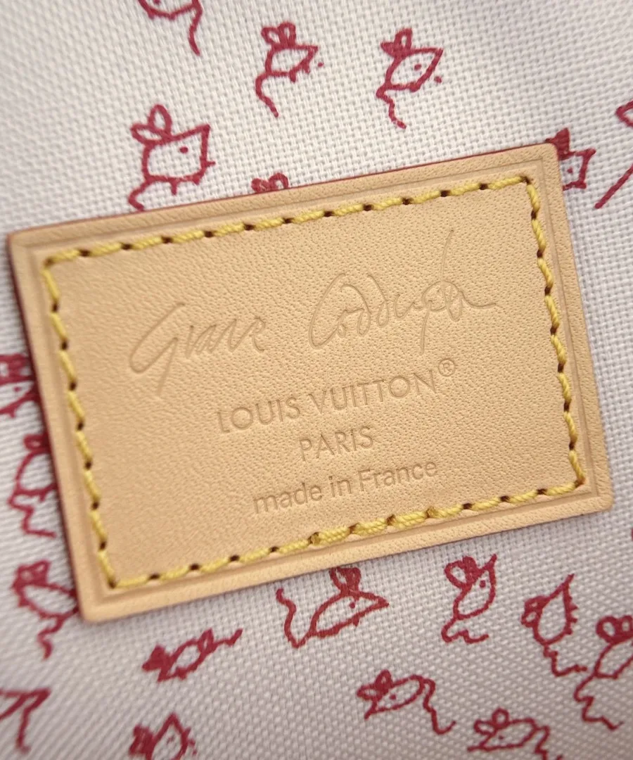 Кожаная нашивка с тиснением Grace Coddington Louis Vuitton Paris внутри сумки