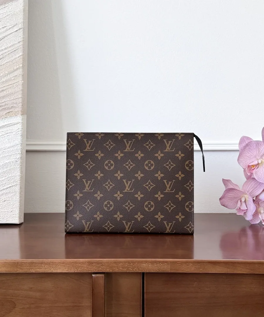 Коричневый клатч Louis Vuitton Monogram, вид спереди на деревянной поверхности стола