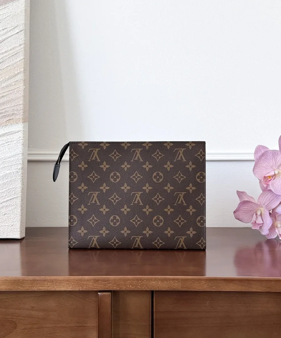 Клатч-косметичка Louis Vuitton из канвы Monogram, фронтальный ракурс крупным планом