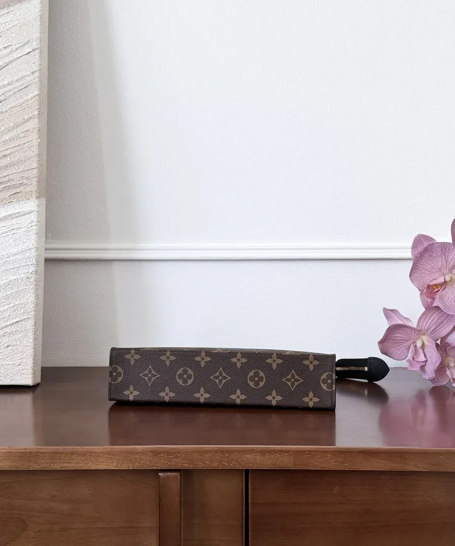 Клатч Louis Vuitton Monogram из коричневой канвы, вид на плоское основание снизу