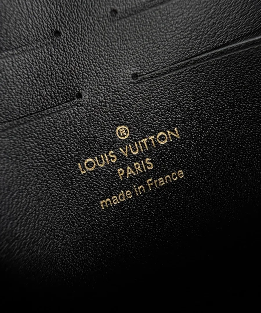 Внутреннее золотистое тиснение Louis Vuitton Paris made in France на черной коже
