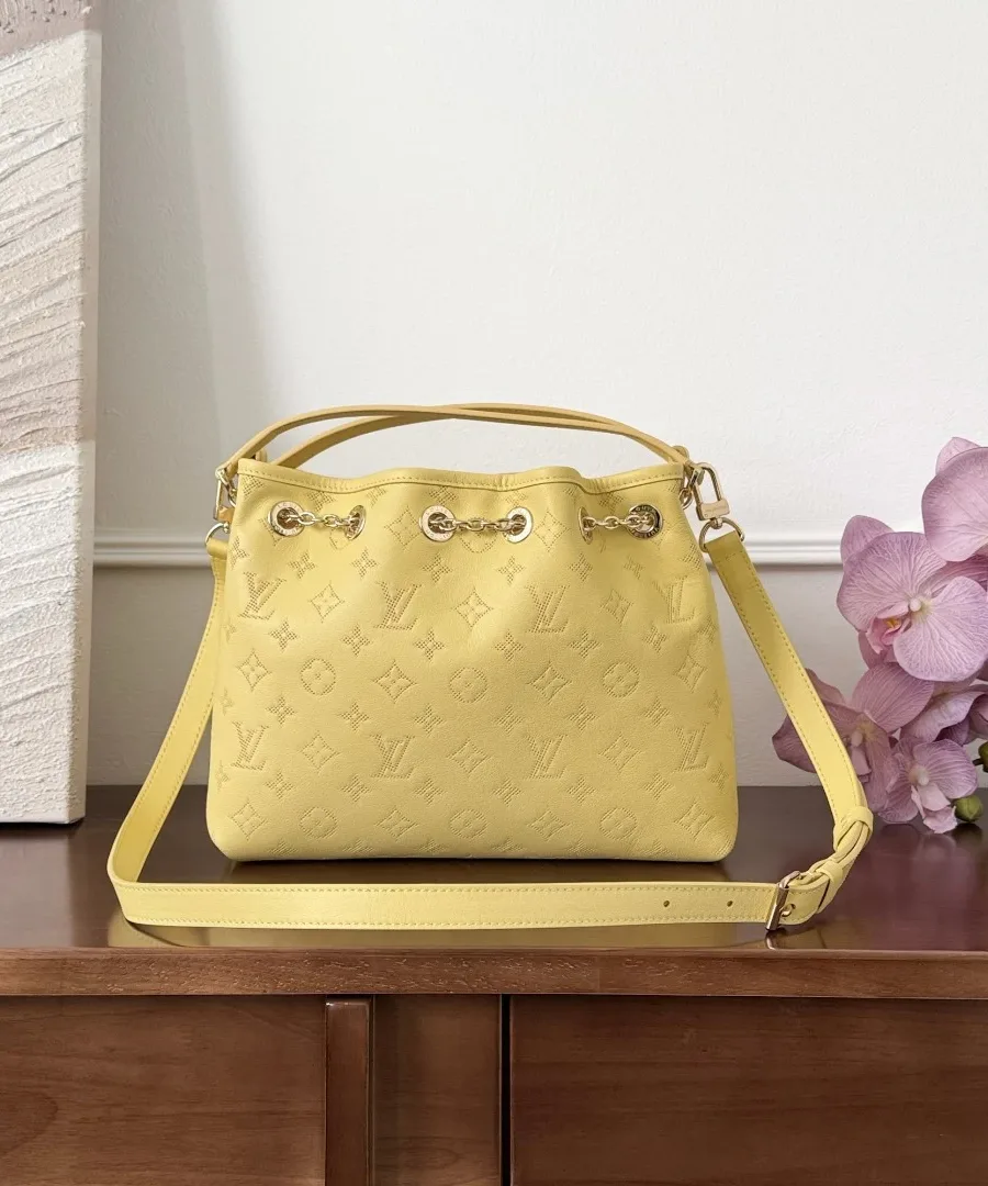 Жёлтая сумка-ведро Louis Vuitton Bella с плечевым ремнем, вид спереди