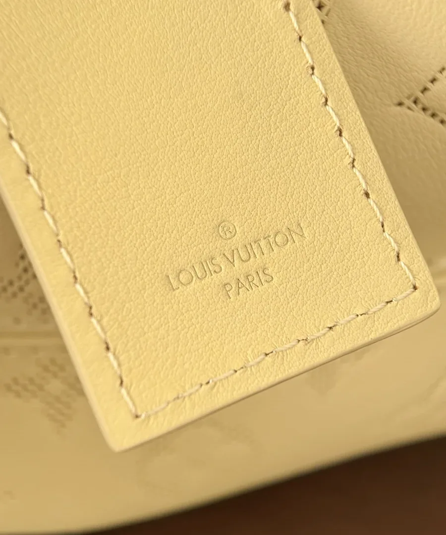 Тиснение Louis Vuitton Paris на кожаной бирке жёлтого цвета