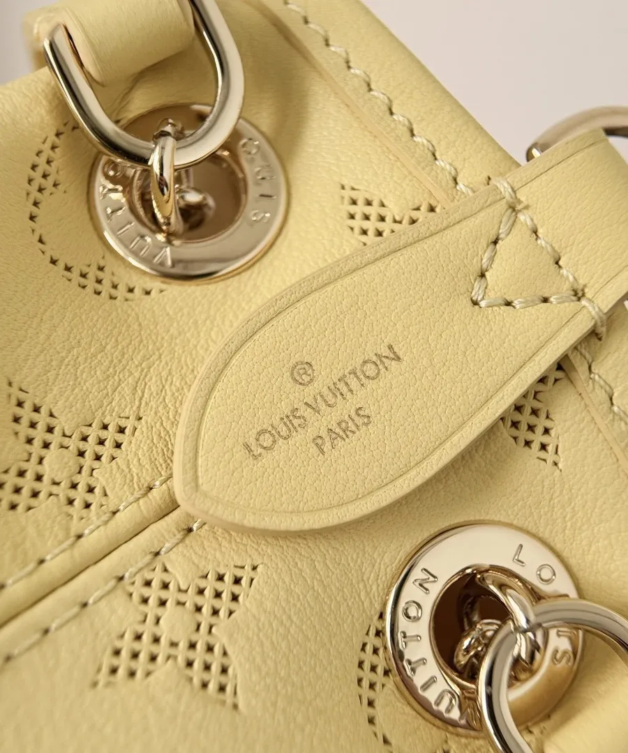 Крепление ручки и тиснение Louis Vuitton Paris на кожаной детали