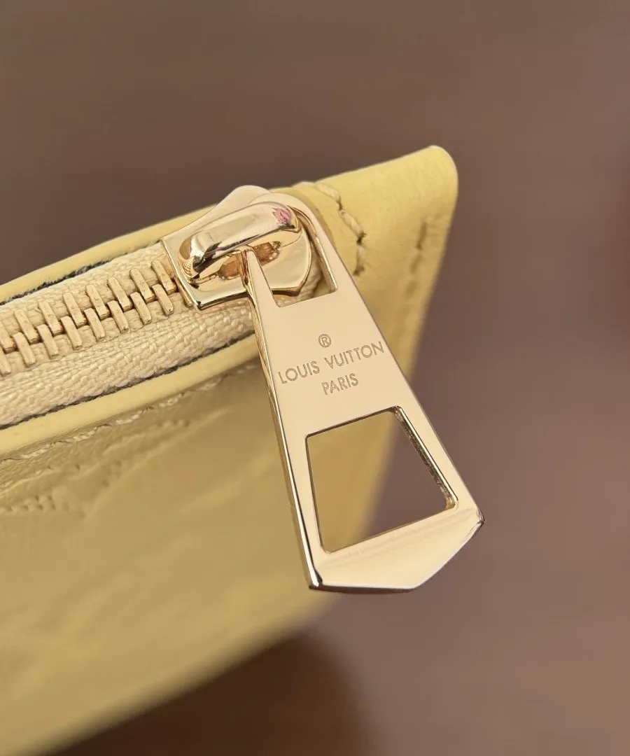 Золотистый пуллер молнии с гравировкой Louis Vuitton Paris на кошельке