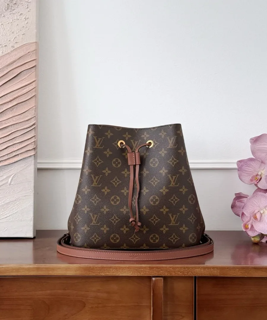 Коричневая сумка-ведро Louis Vuitton NéoNoé спереди, вид на комоде