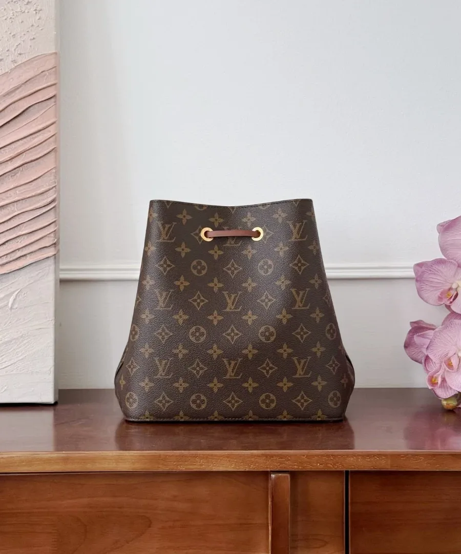 Задняя сторона сумки-ведра Louis Vuitton NéoNoé в монограмму