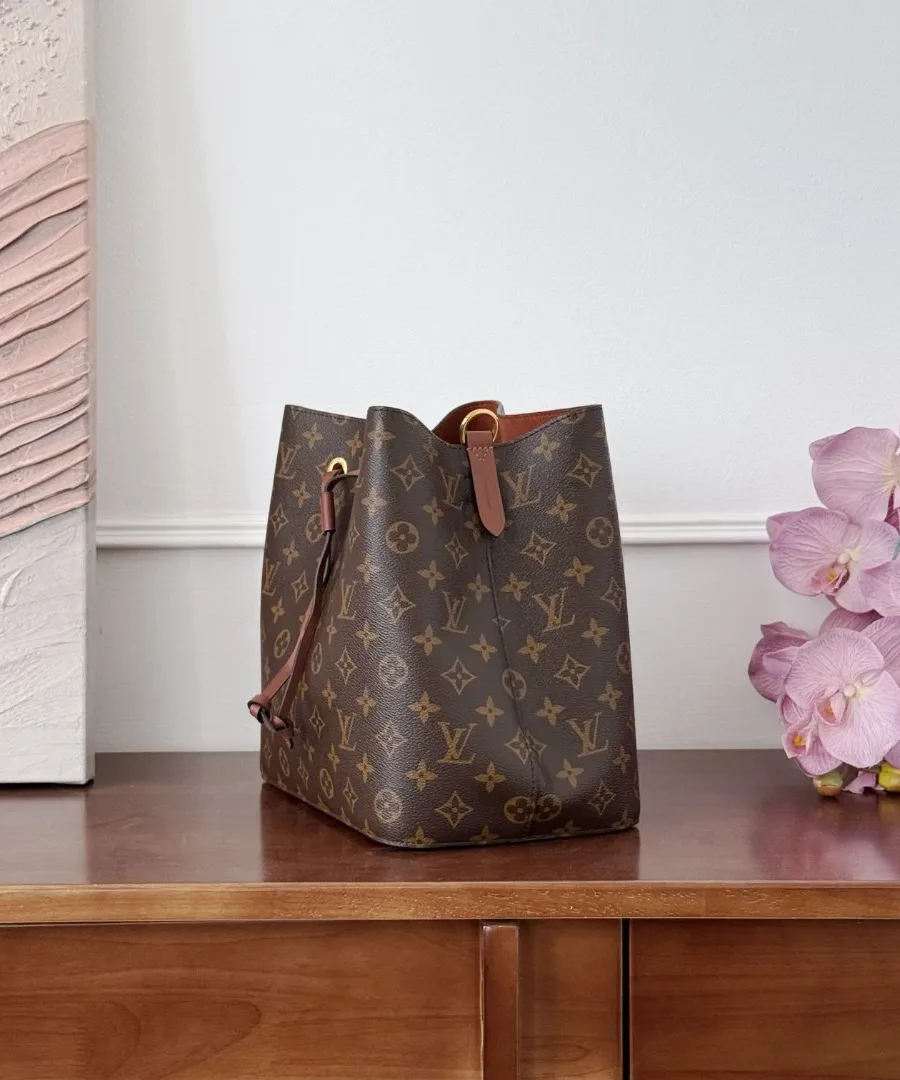 Вид сбоку на сумку-ведро Louis Vuitton NéoNoé с карамельным ремнем