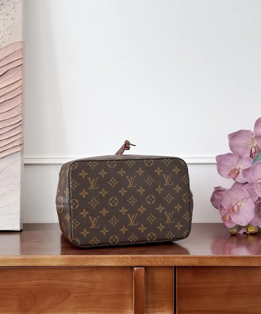 Дно сумки-ведра Louis Vuitton NéoNoé из канвы Monogram