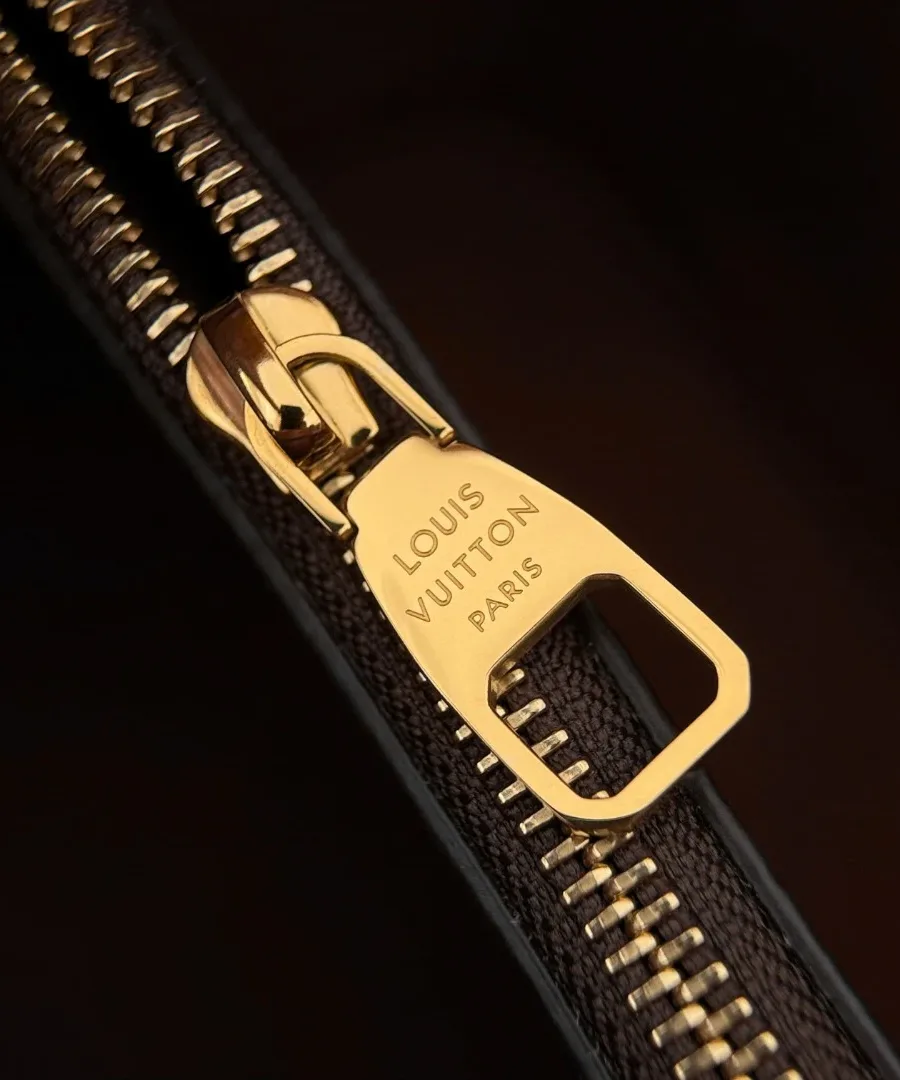 Золотистый пуллер молнии с гравировкой Louis Vuitton Paris