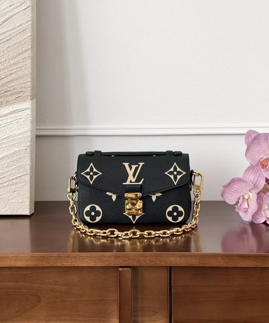 Черная кожаная сумка Louis Vuitton Pochette Métis East West с крупным светлым принтом монограммы и золотистым замком, вид спереди