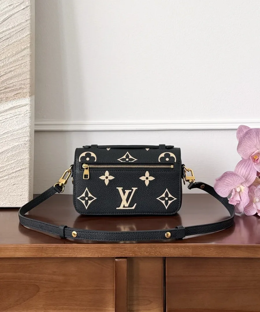 Вид сзади черной сумки Louis Vuitton Pochette Métis East West с карманом на молнии и кожаным ремнем