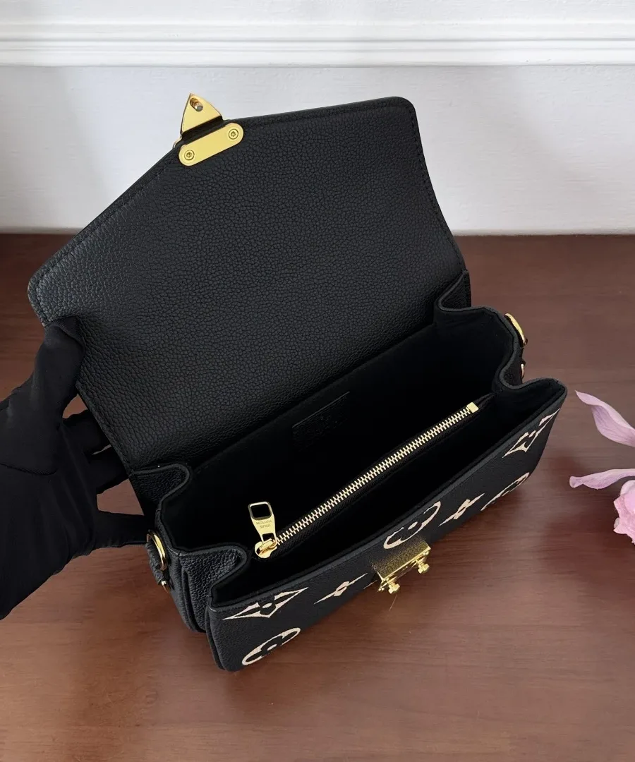Открытая сумка Louis Vuitton Pochette Métis East West, вид сверху на внутренние отделения