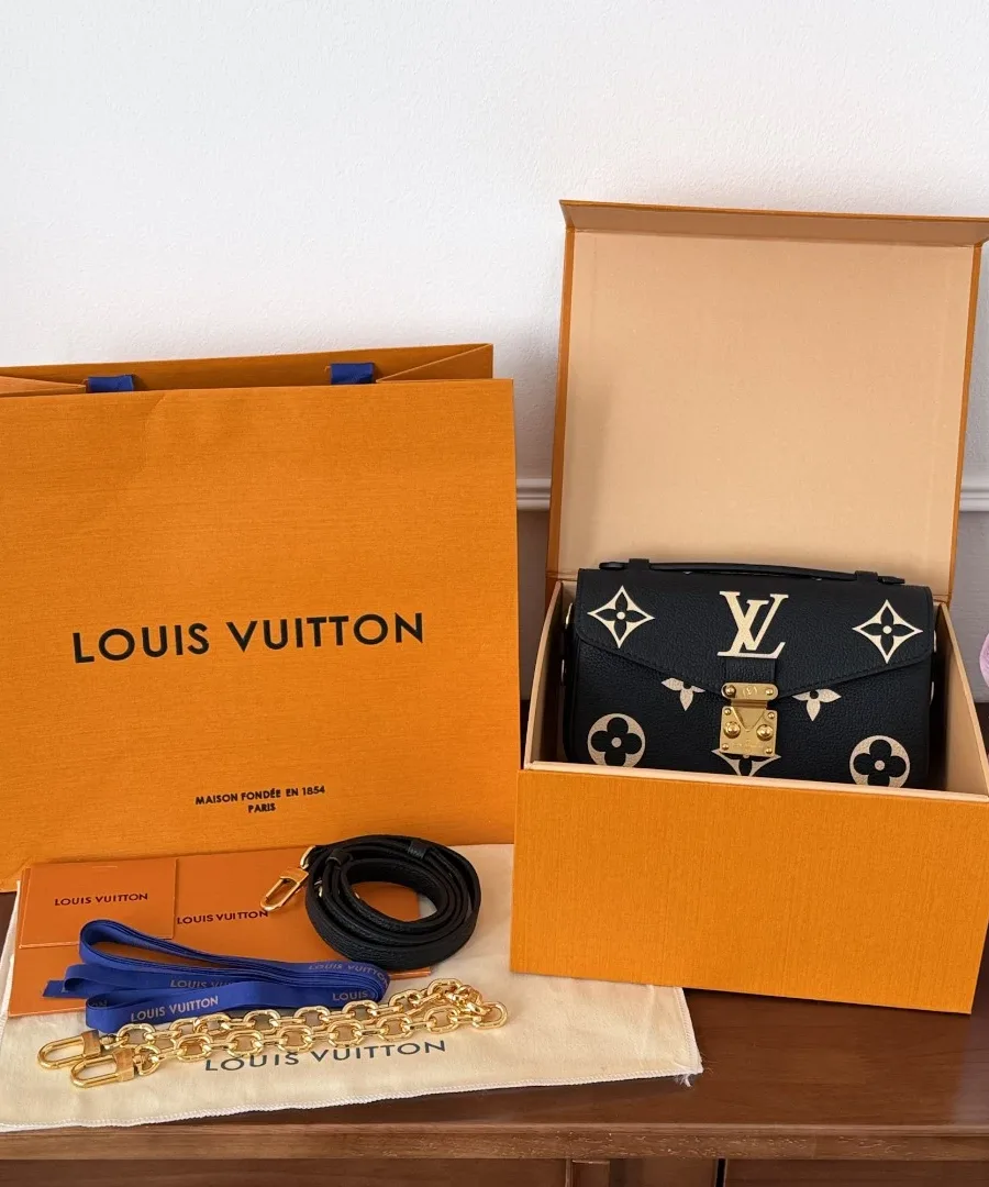Комплект сумки Louis Vuitton Pochette Métis East West с фирменной коробкой, пакетом, пыльником и ремнями
