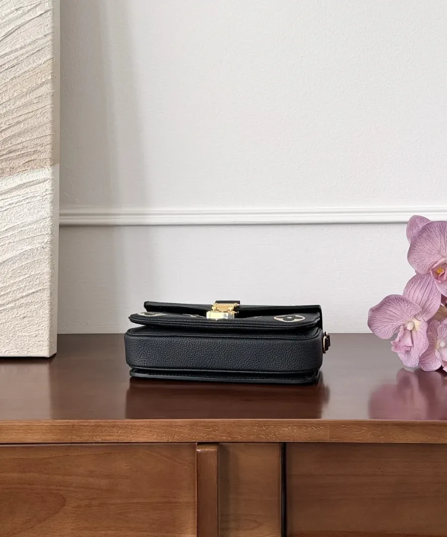 Вид снизу на черную кожаную сумку Louis Vuitton Pochette Métis East West