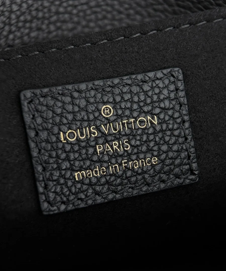 Кожаная нашивка с золотистым тиснением Louis Vuitton Paris внутри сумки