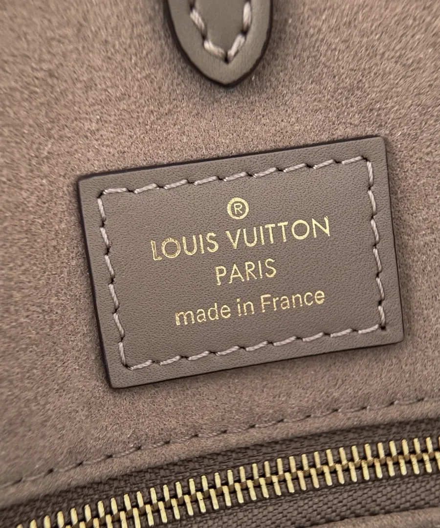 Кожаная нашивка с тиснением Louis Vuitton Paris внутри сумки