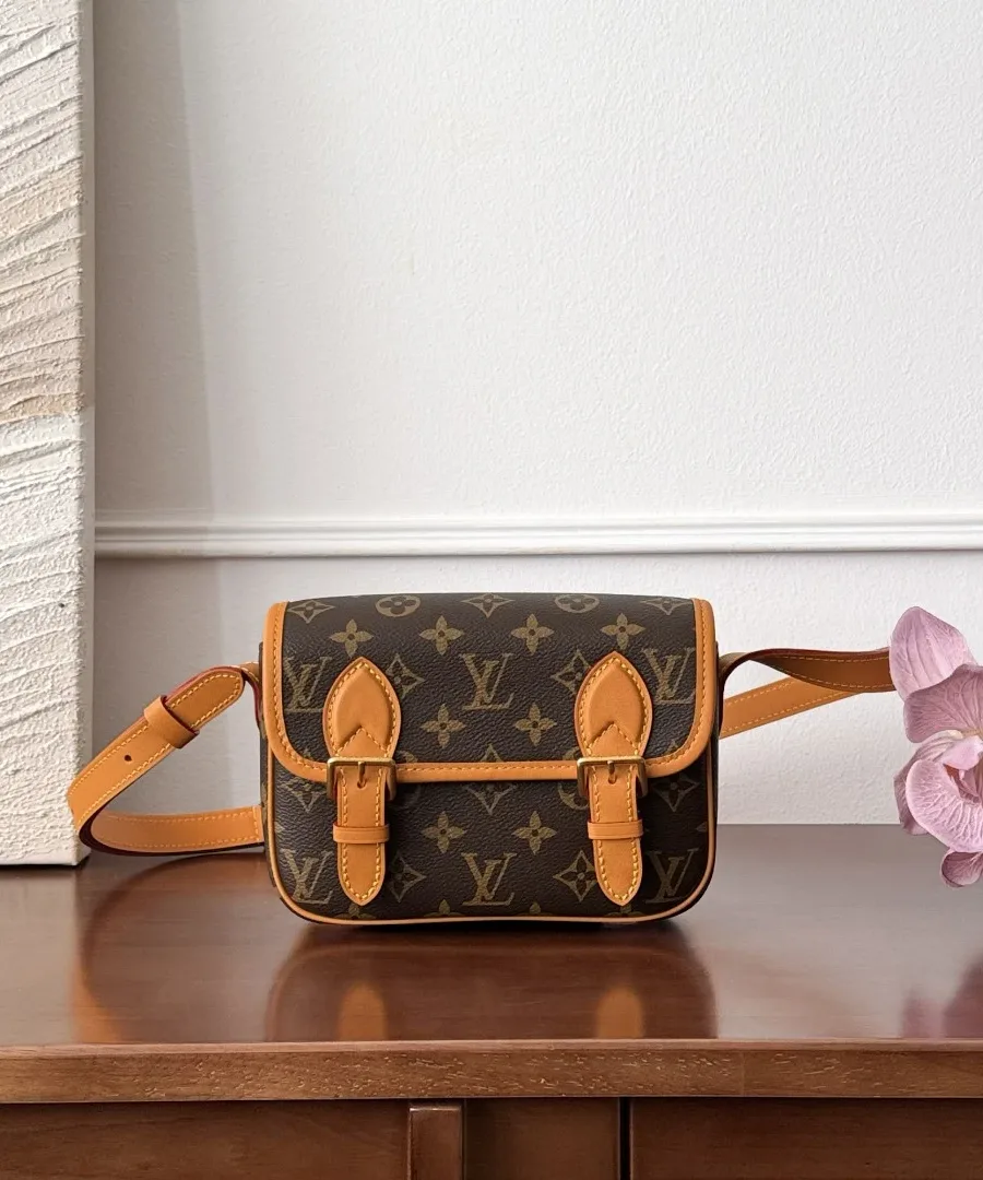 Коричневая сумка Louis Vuitton Saumur Monogram на плечо, вид спереди с закрытым клапаном