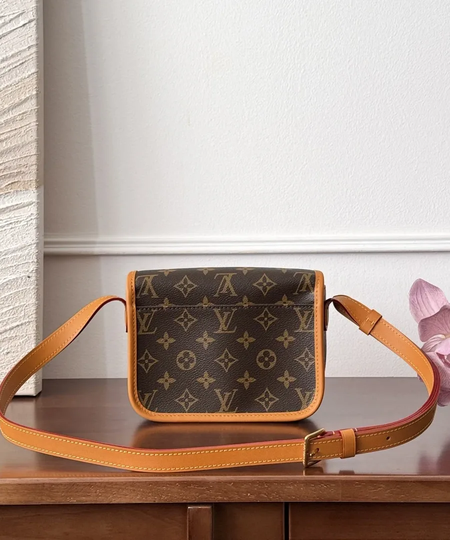 Задняя сторона мини-сумки Louis Vuitton Saumur Monogram с плечевым ремнем