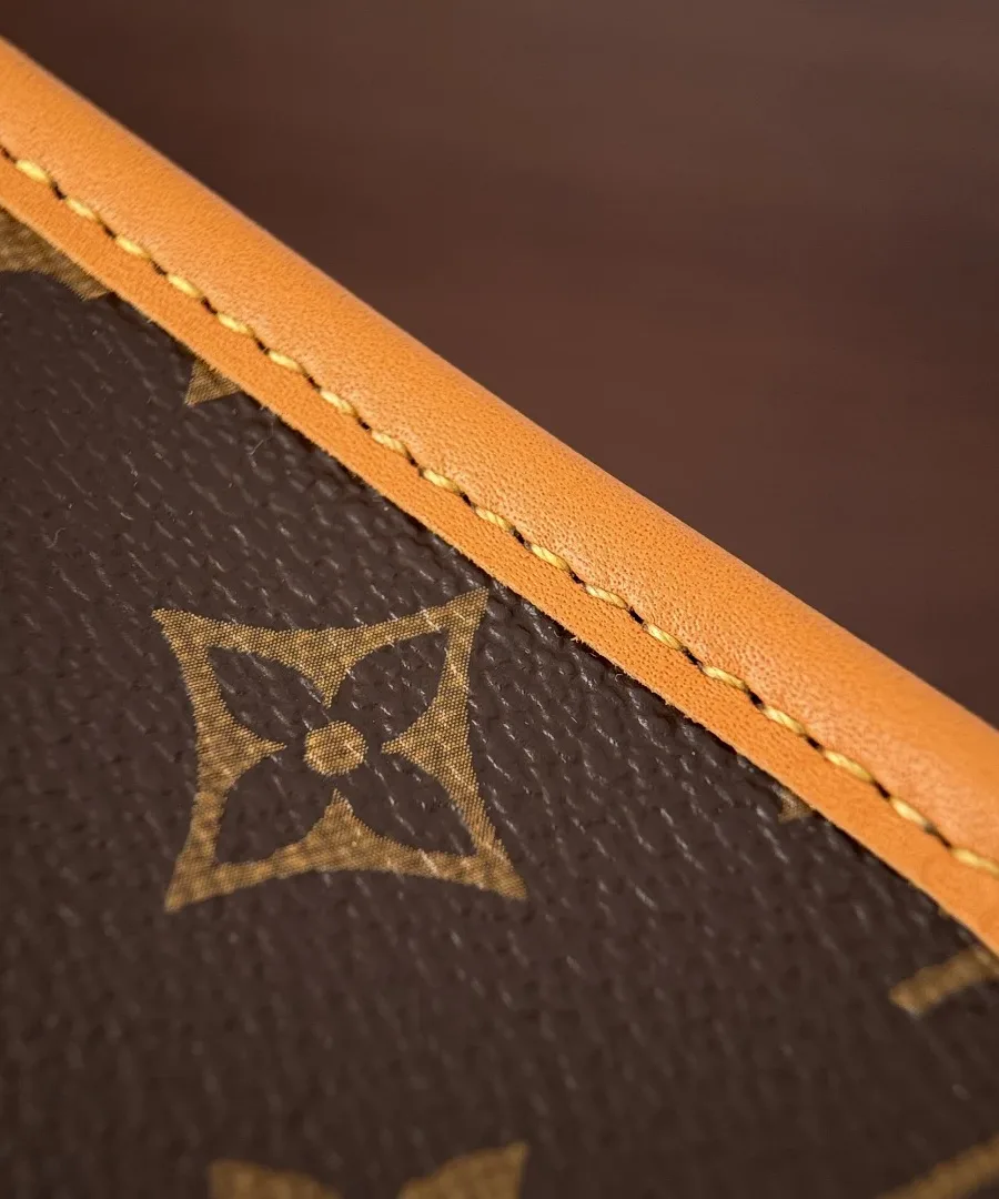 Текстура коричневой канвы Monogram с фирменными цветами и монограммами
