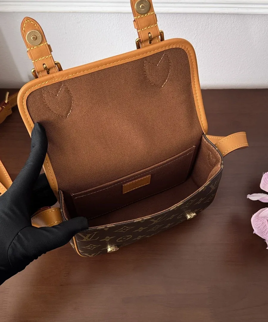 Открытая мини-сумка Louis Vuitton Saumur Monogram с текстильной подкладкой и внутренним карманом