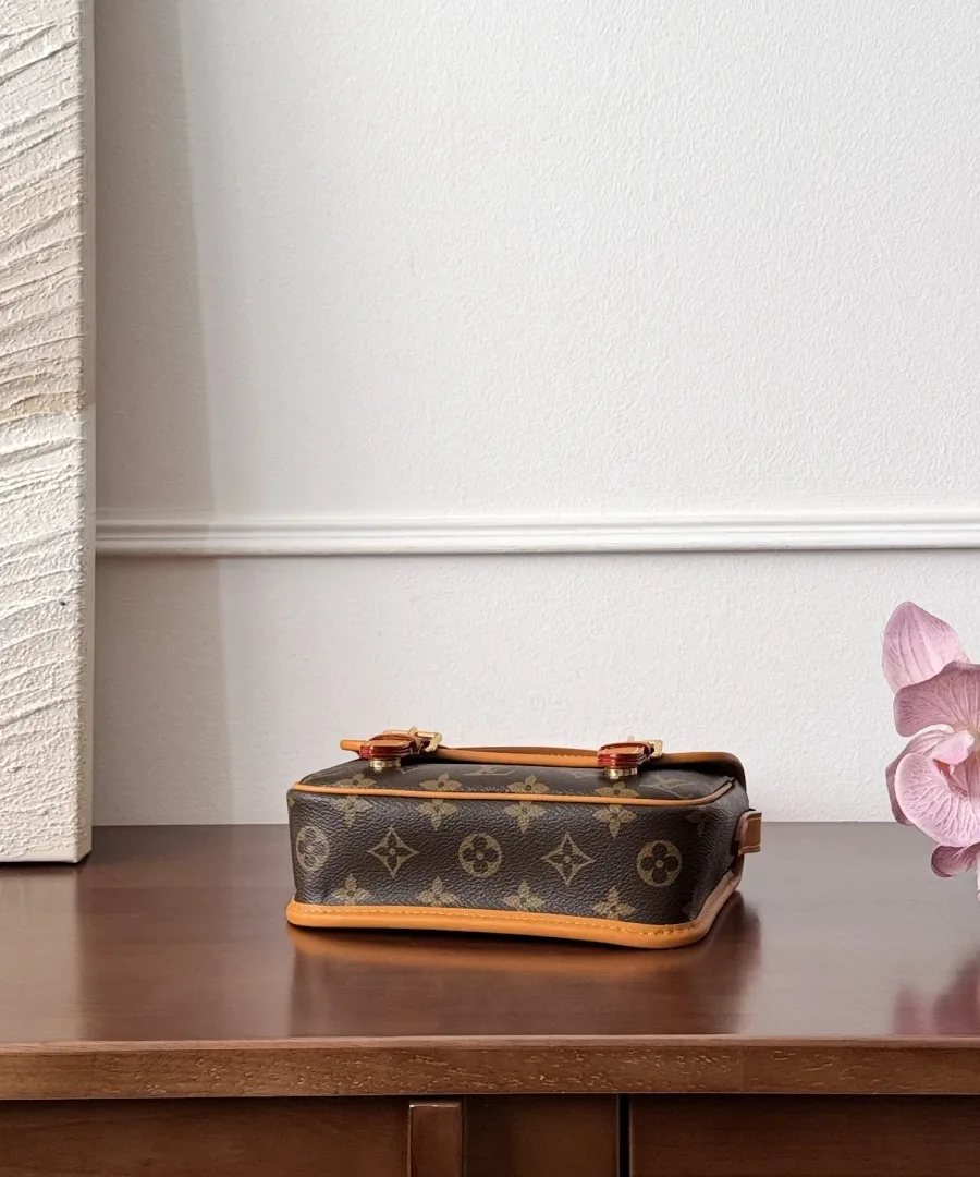 Нижняя часть мини-сумки Louis Vuitton Saumur Monogram с кожаной отделкой по швам