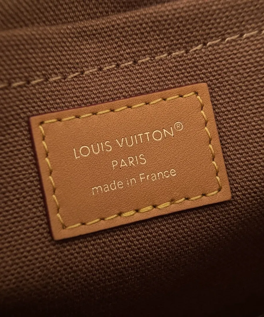 Кожаная нашивка с тиснением Louis Vuitton Paris внутри сумки