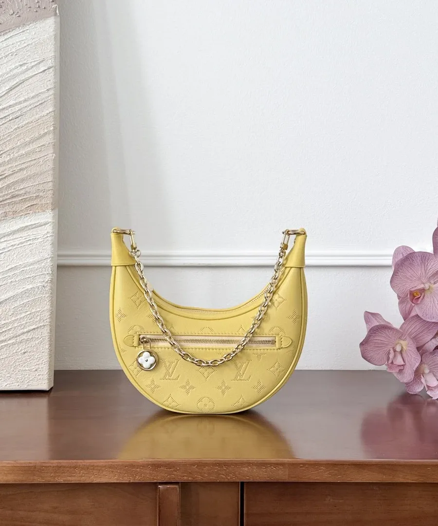 Жёлтая сумка-полумесяц Louis Vuitton Loop с золотистой цепочкой, вид спереди