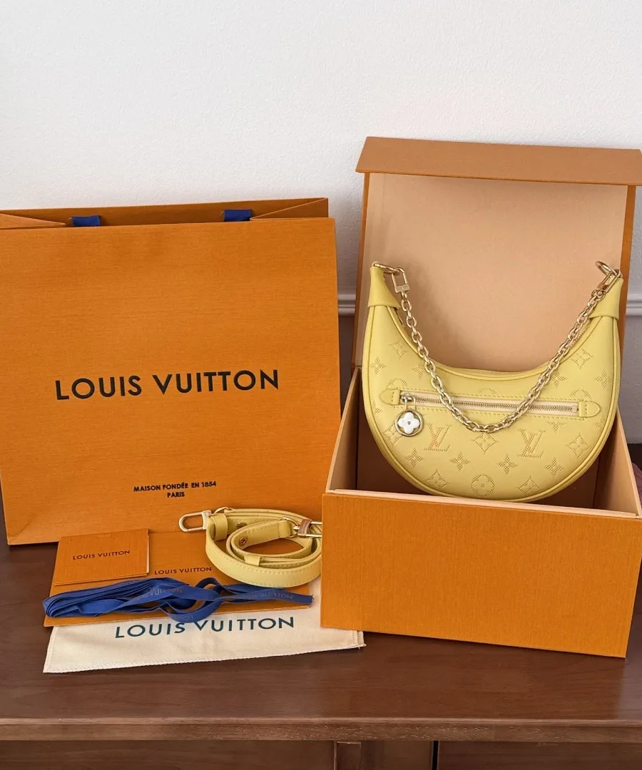 Жёлтая сумка Louis Vuitton Loop в фирменной оранжевой коробке с пыльником