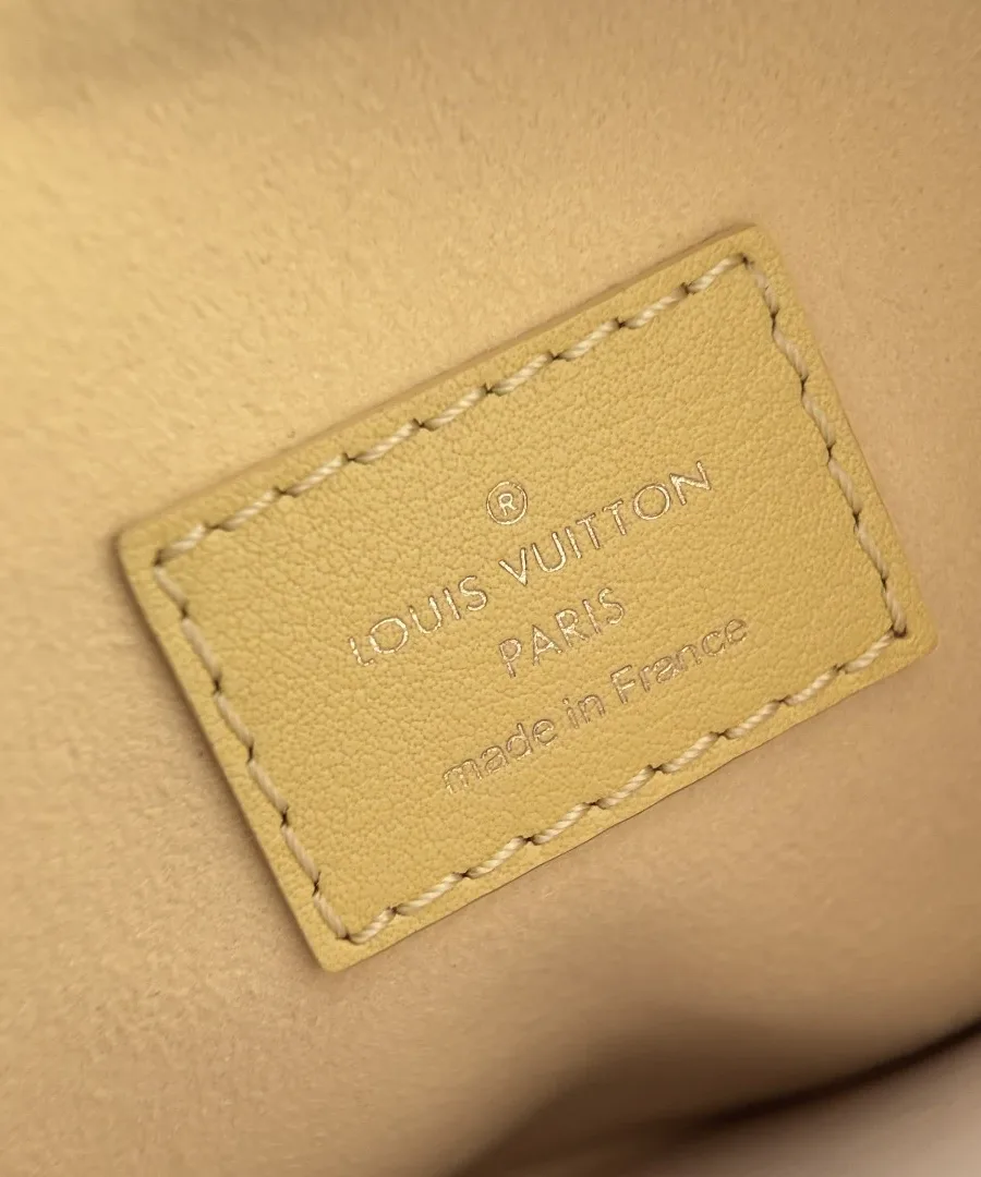 Крупный план внутренней нашивки из кожи с тиснением Louis Vuitton Paris