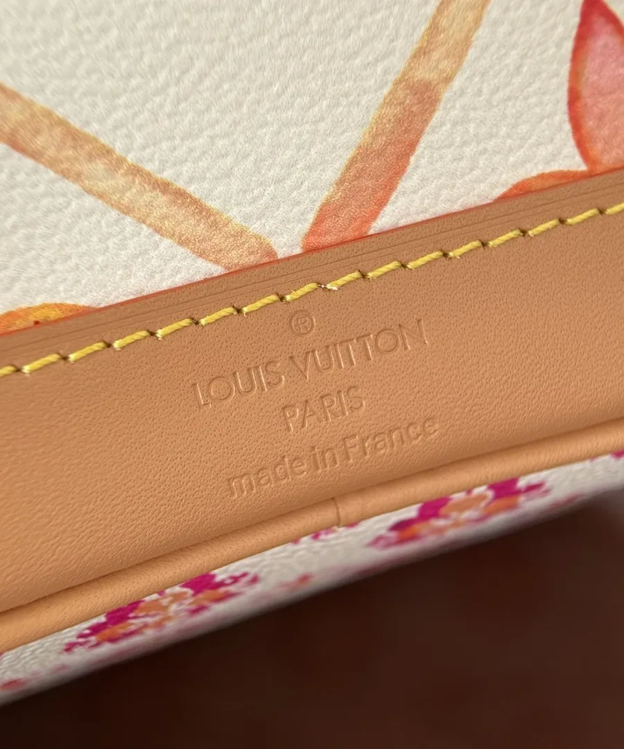 Крупный план кожаной отделки с тиснением Louis Vuitton Paris
